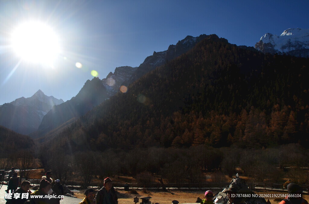 阳光照耀下的壮美山景