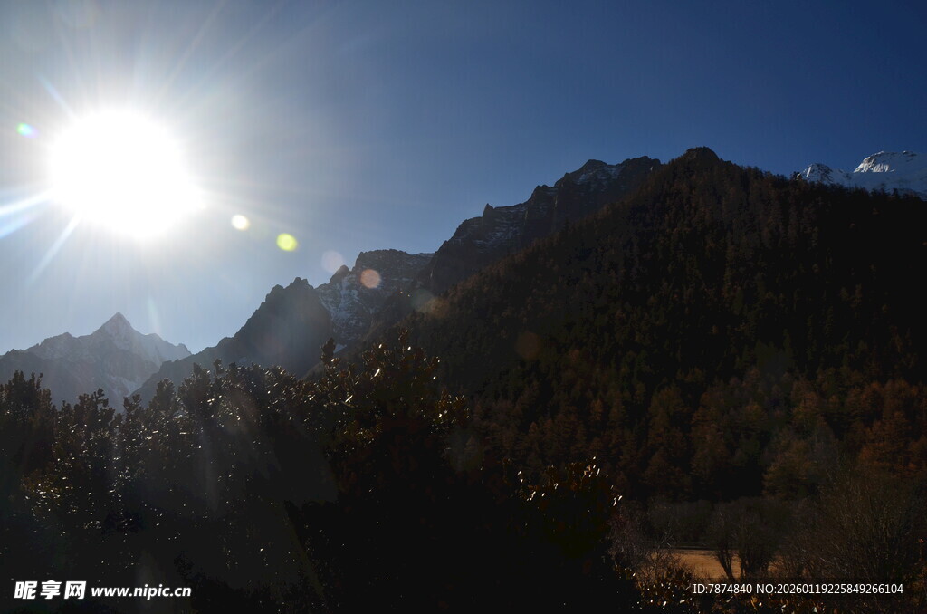 阳光照耀下的山峦美景