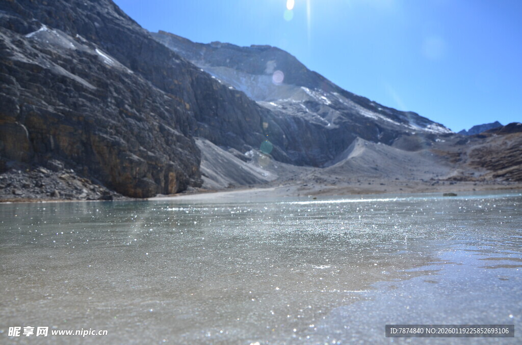 高山下的清澈水域