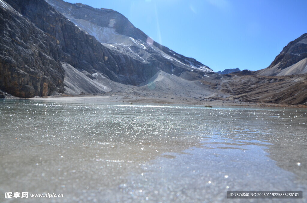 高山下的清澈湖泊