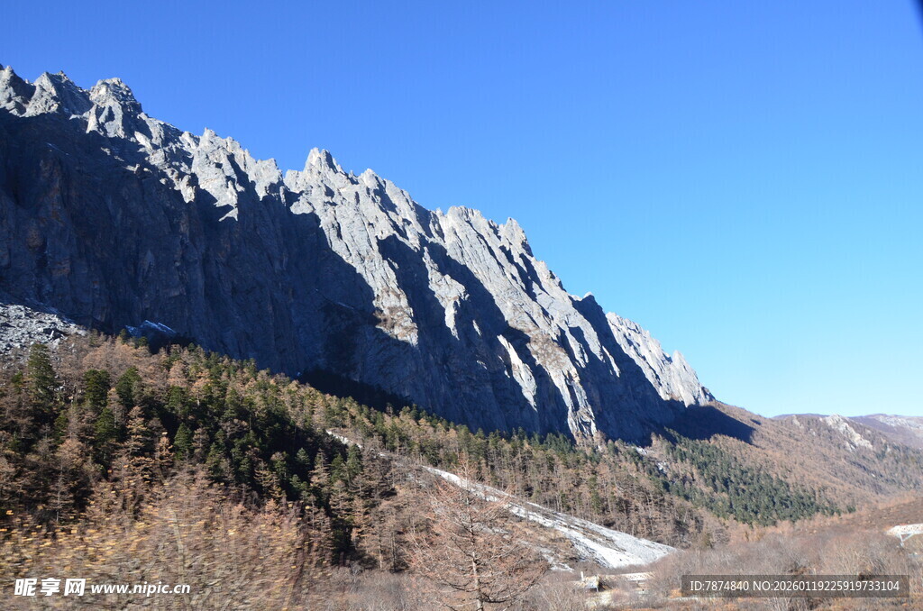 巍峨山峦蓝天相伴