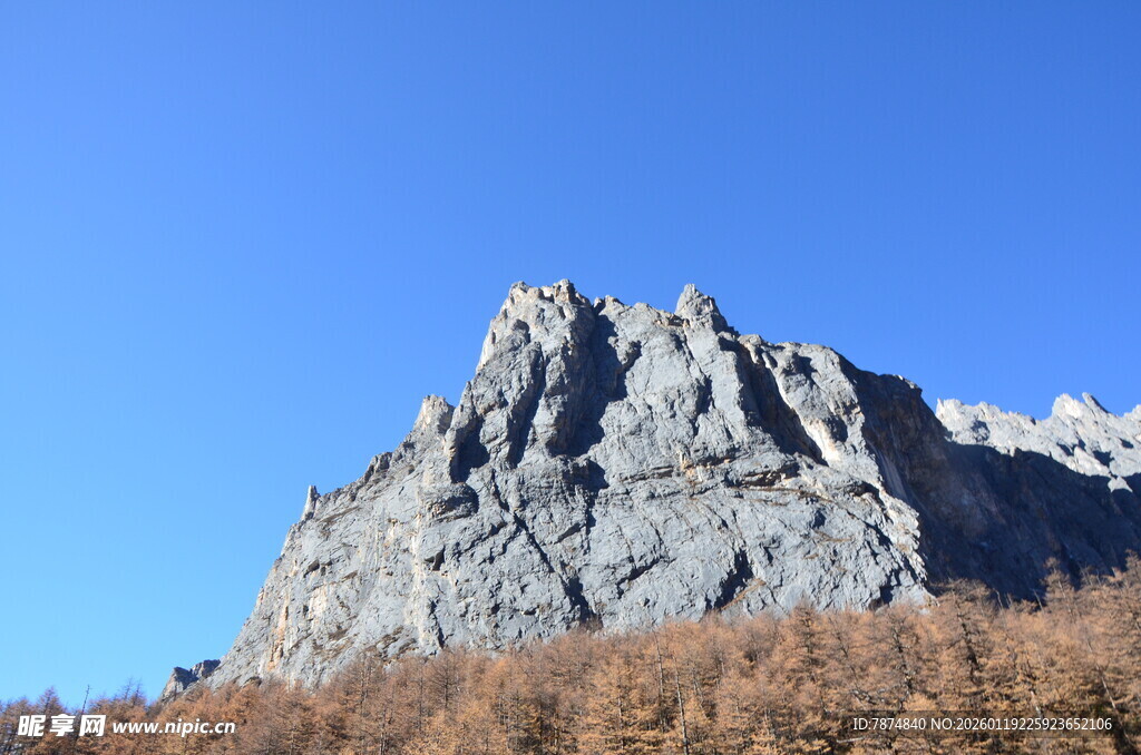 秋日峻峭山峰景色