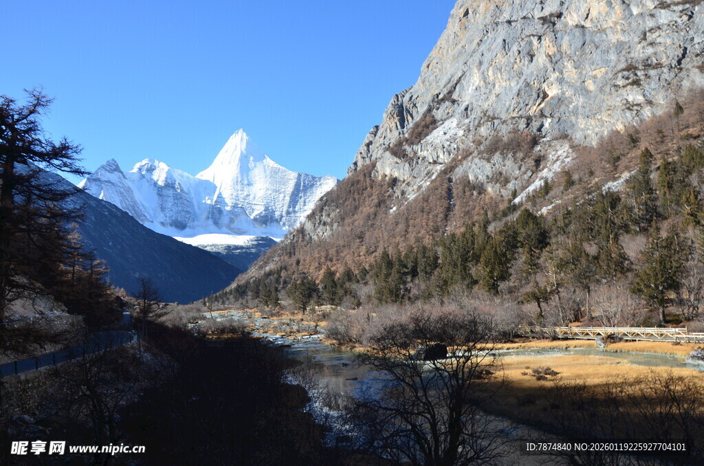 雪山山谷风景图