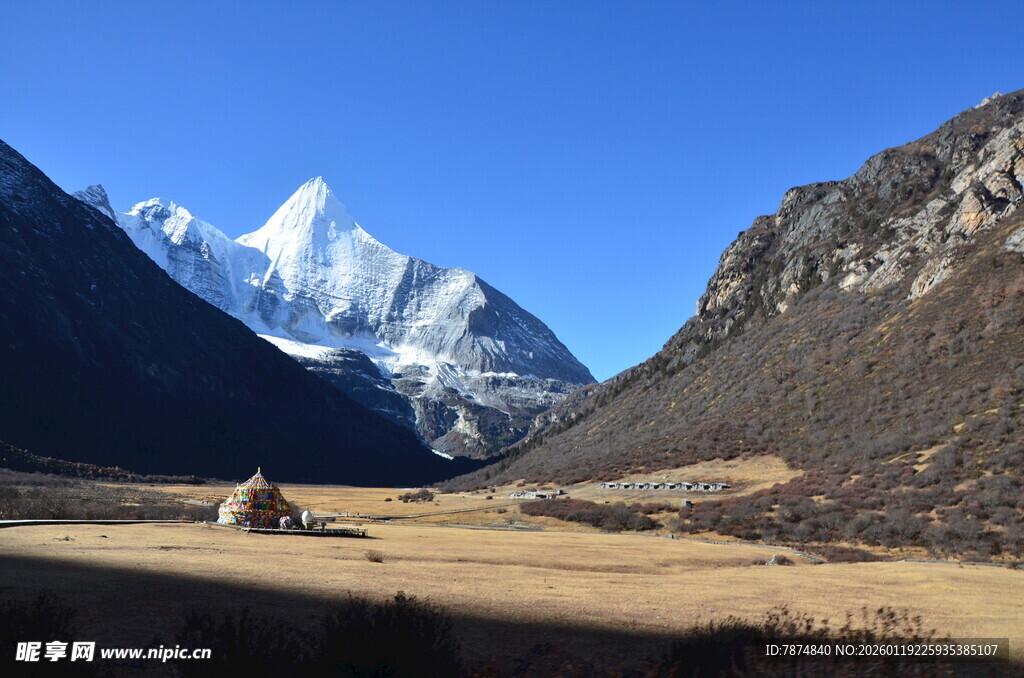 雪山下的开阔山谷风光