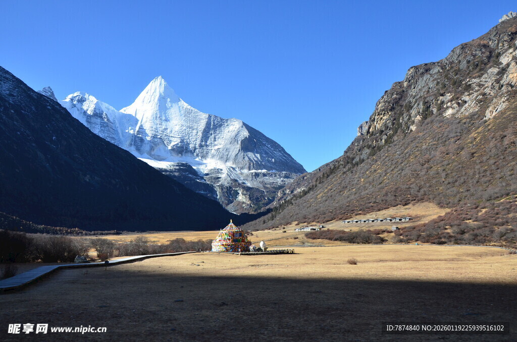 雪山下的开阔山谷风光