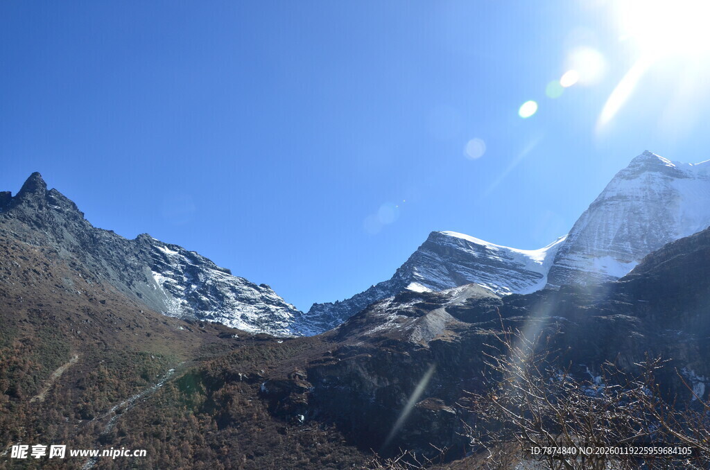 雪山蓝天壮丽自然景观