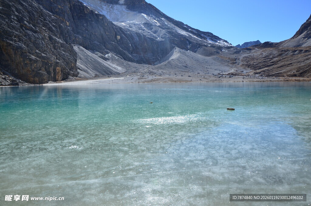清澈高山湖泊美景