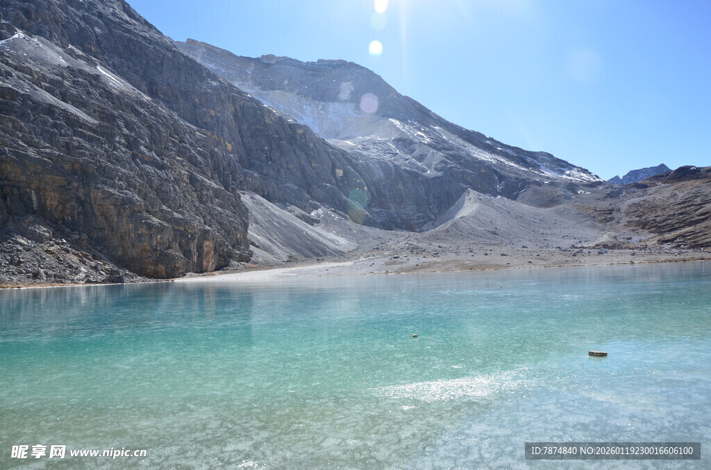高山下的澄澈碧色湖泊