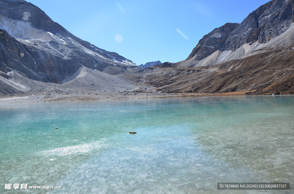 高山下的澄澈碧绿湖泊