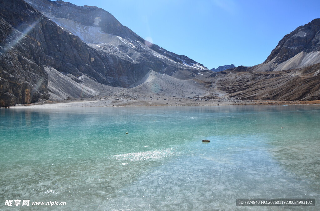 高山下的澄澈碧绿湖泊
