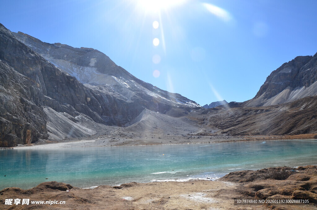 高山下的澄澈蓝湖