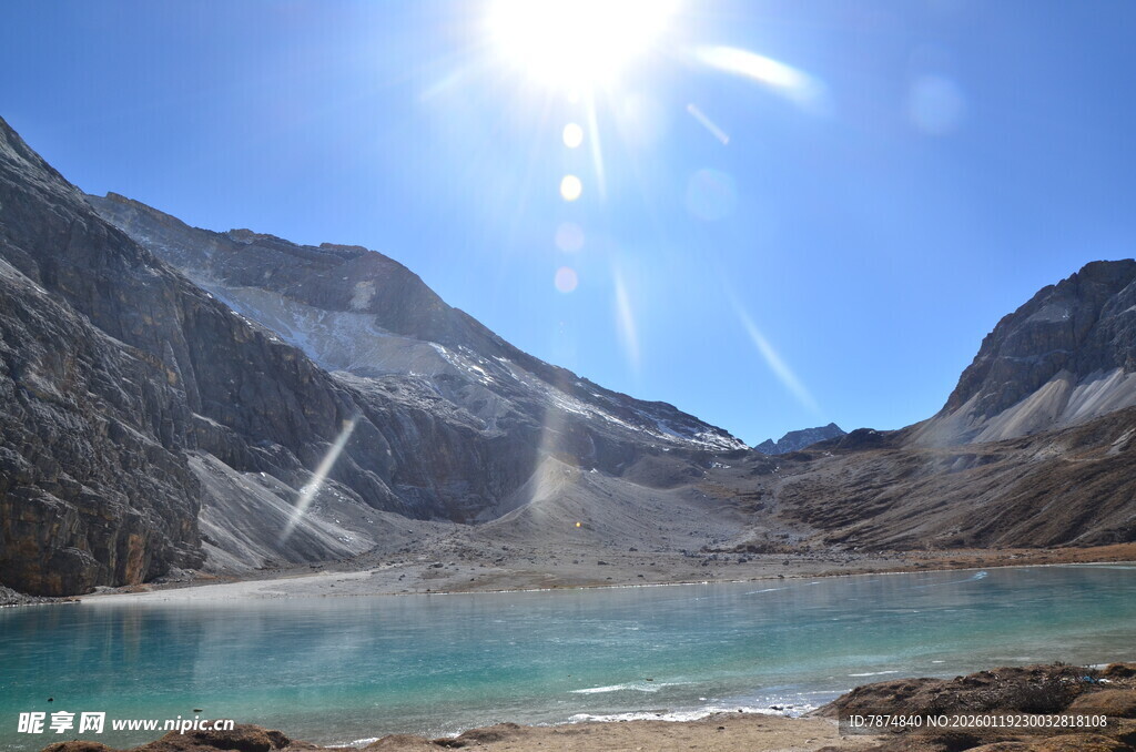 高山蓝湖映耀灿烂阳光