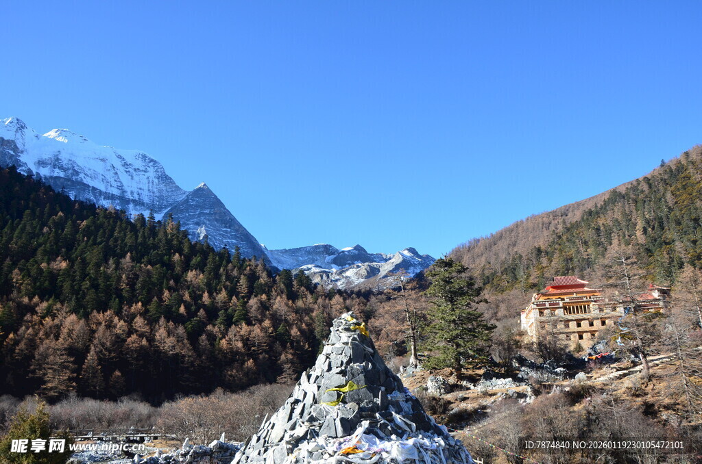 山间美景中的特色建筑