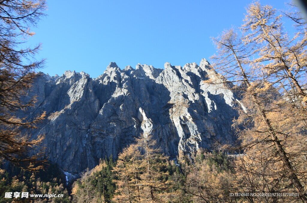 秋日山林中的巍峨山峰