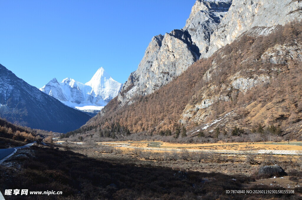 山间公路 壮丽雪山之景