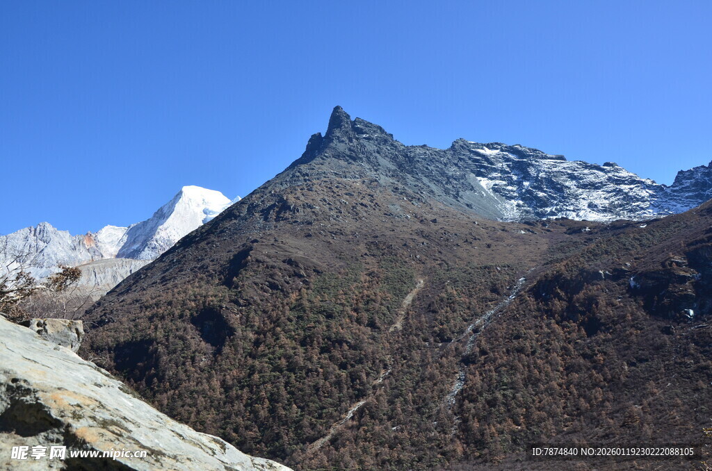 巍峨壮丽的雪山山脉