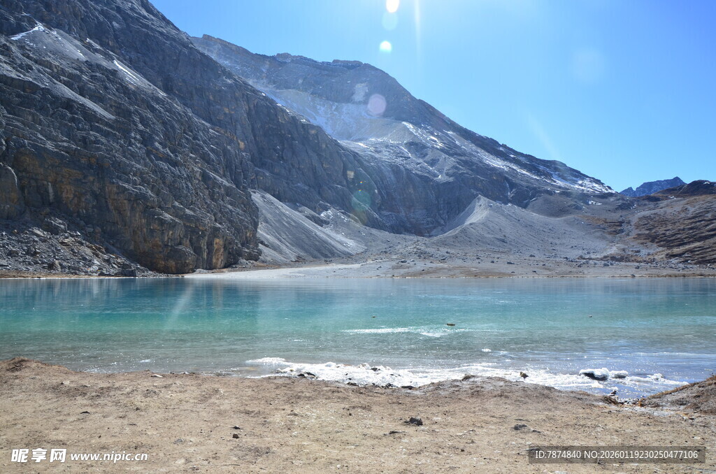 高山下的澄澈蓝湖