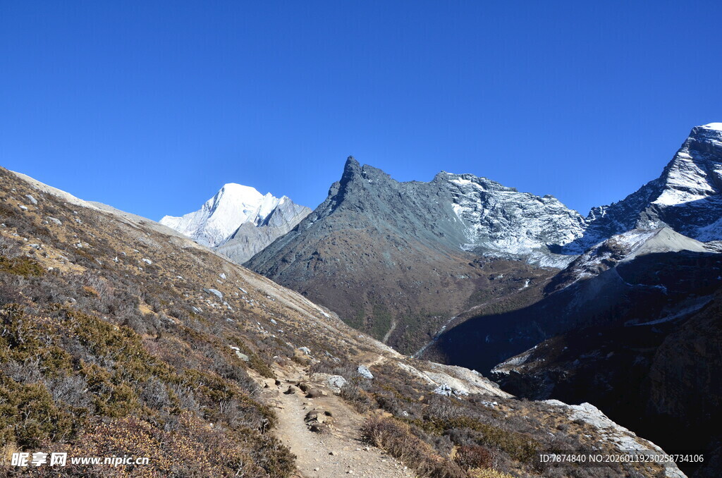 山间徒步路线 壮美雪山景