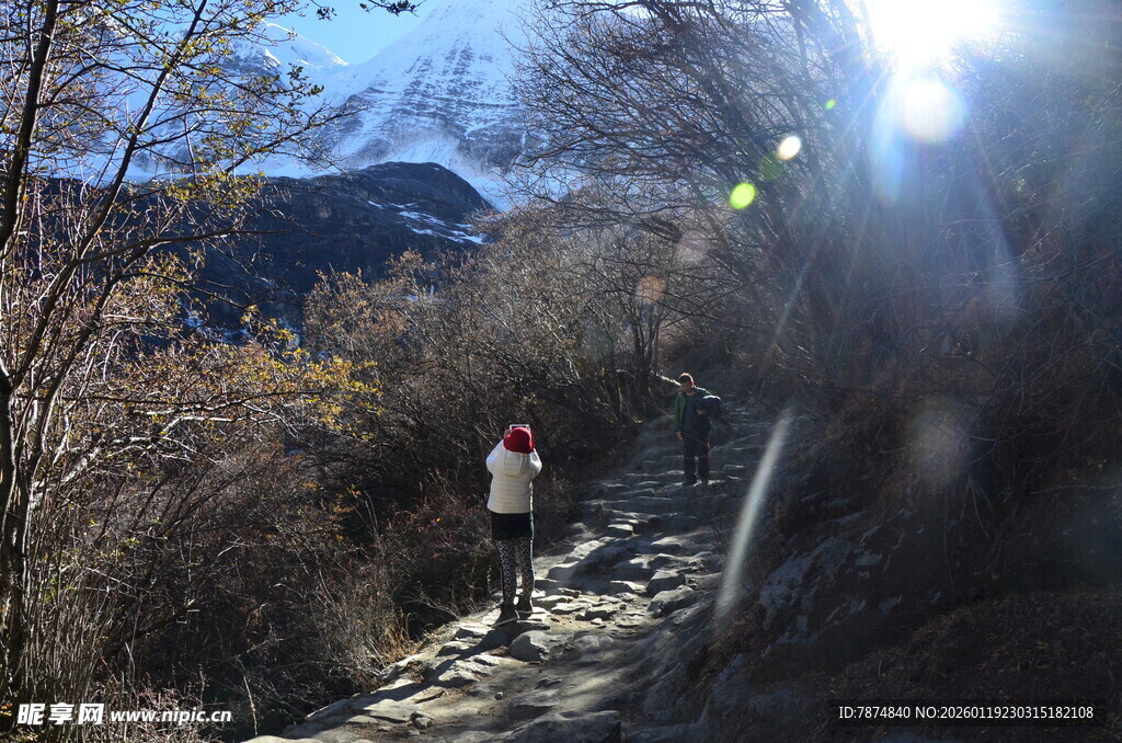 徒步于山间小道的旅行者