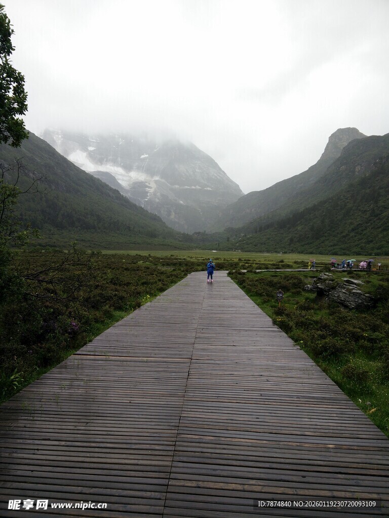 雨中漫步山间木栈道