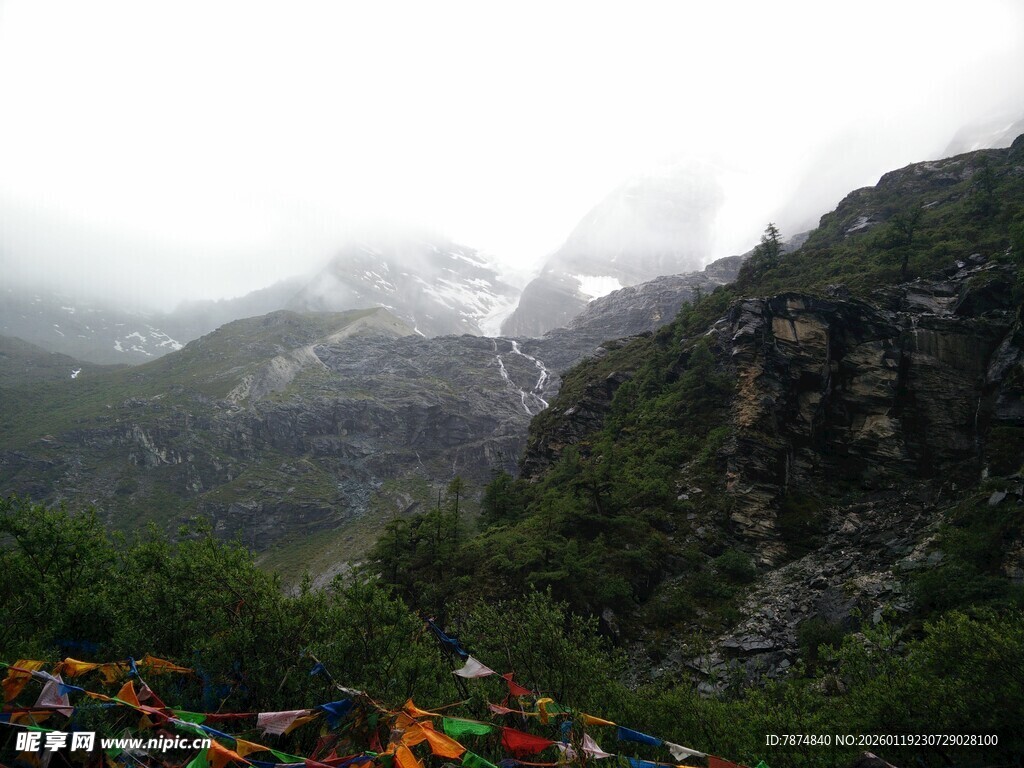 山间经幡 云雾缭绕之景