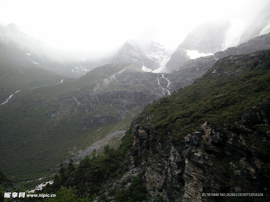 云雾缭绕的山间美景