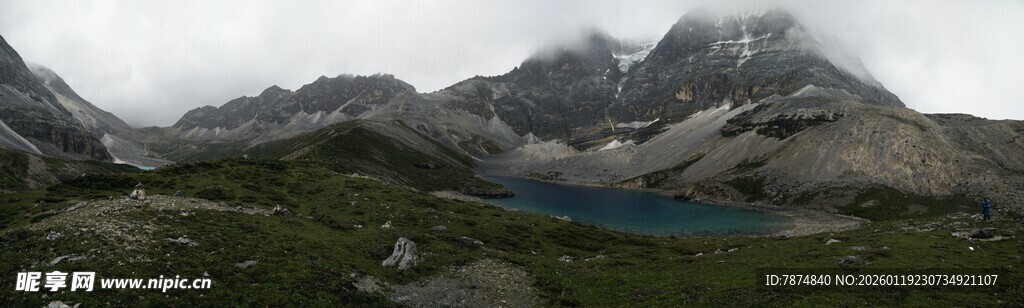 壮丽山景与幽蓝湖泊