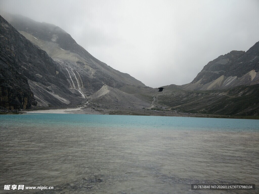 云雾环绕的山间蓝湖