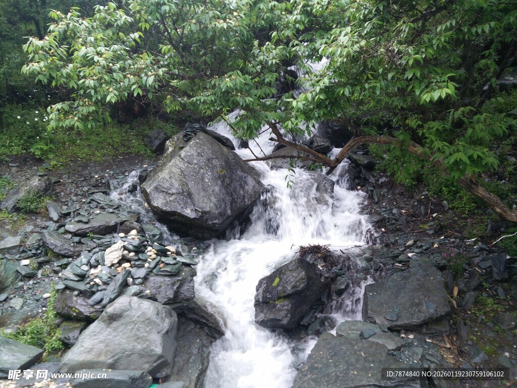 山间溪流穿石而过