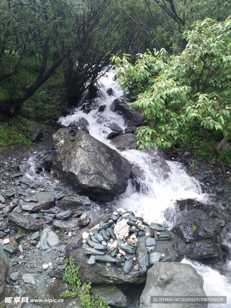 山间溪流穿石而过