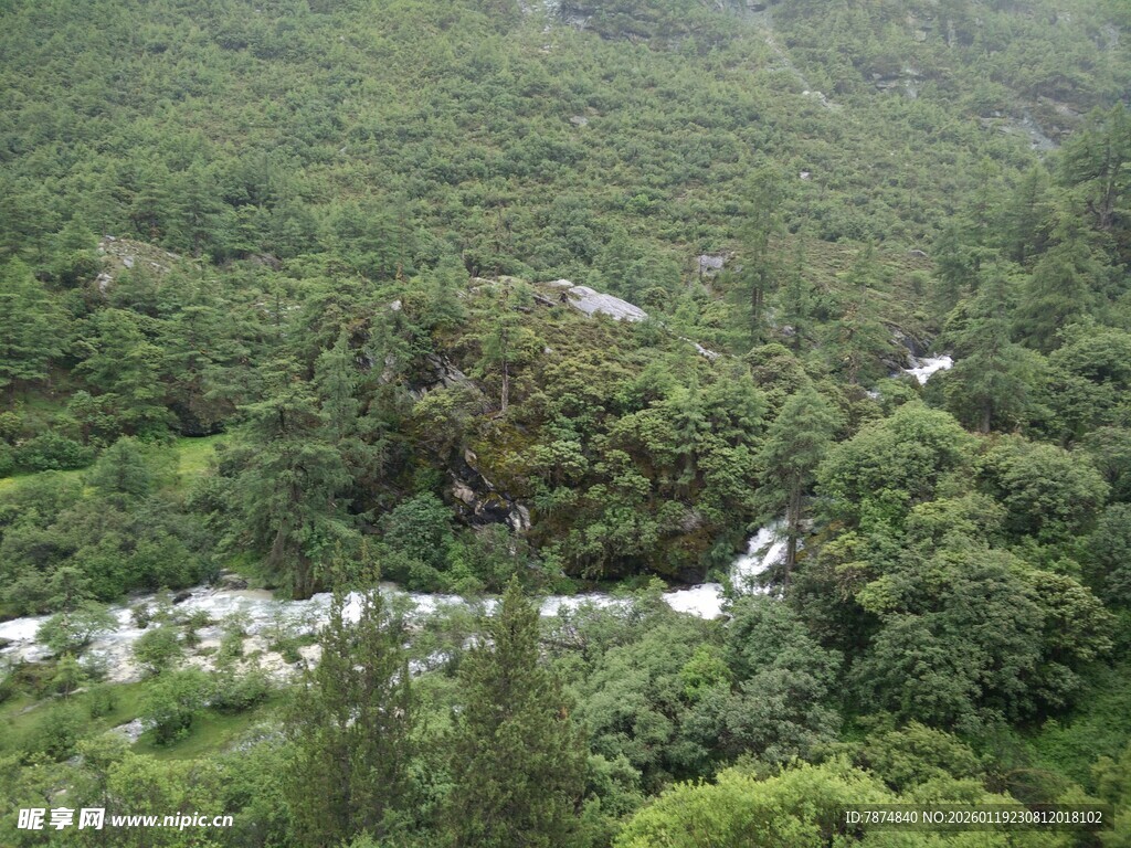 山间绿意环绕的蜿蜒公路