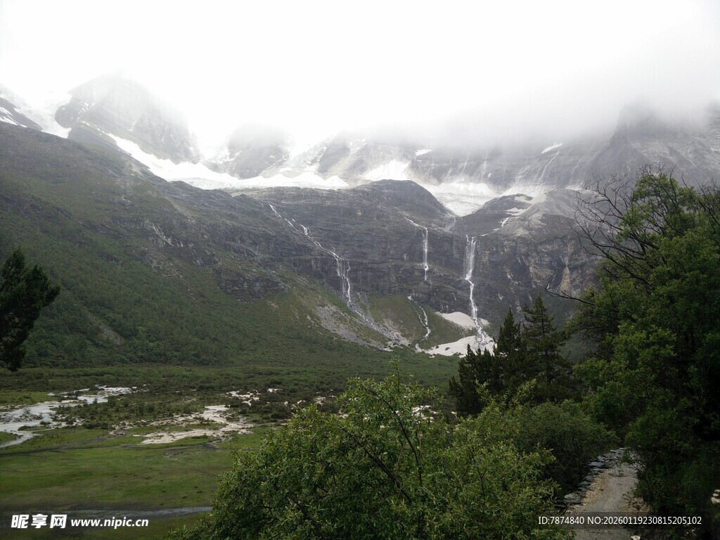 山间云雾缭绕的壮美瀑布