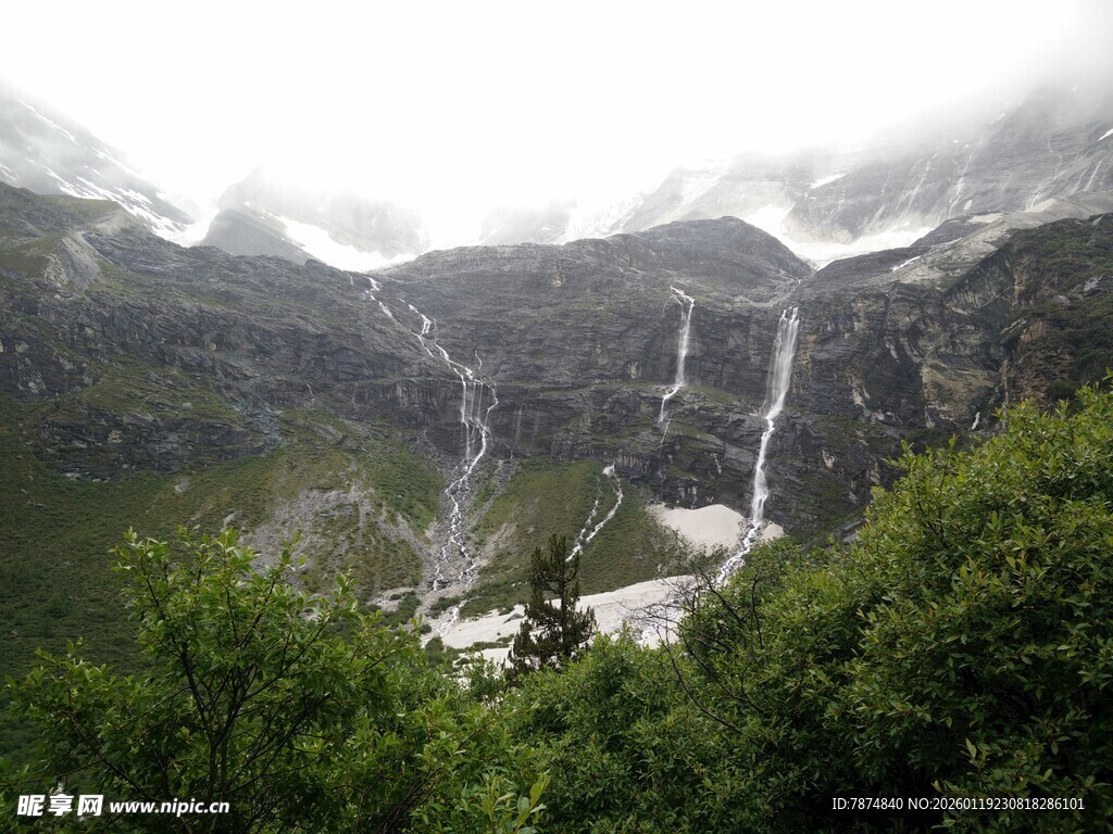 山间瀑布隐于葱郁植被间