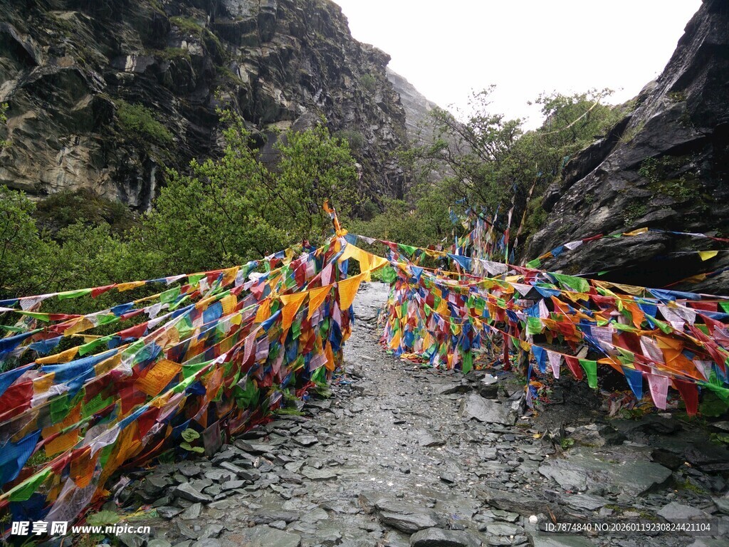 山间五彩经幡装点的小路