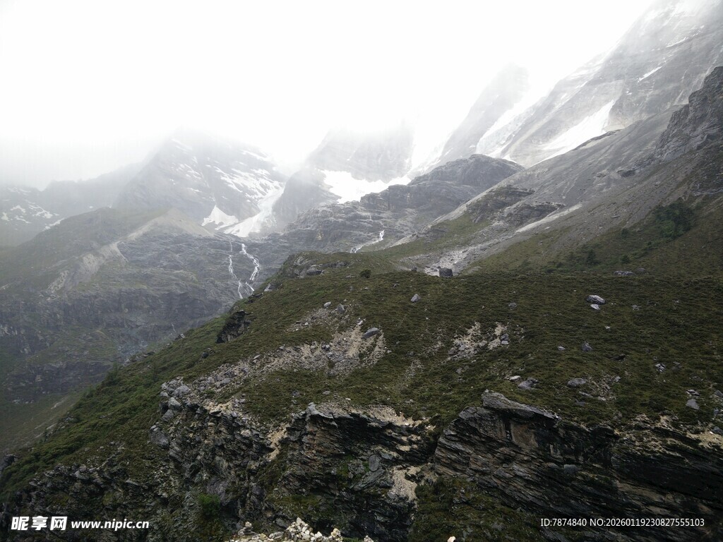 云雾缭绕的壮美山峦