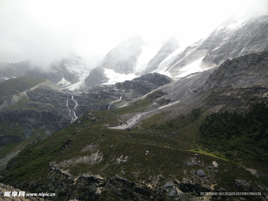 云雾缭绕的壮丽雪山景观