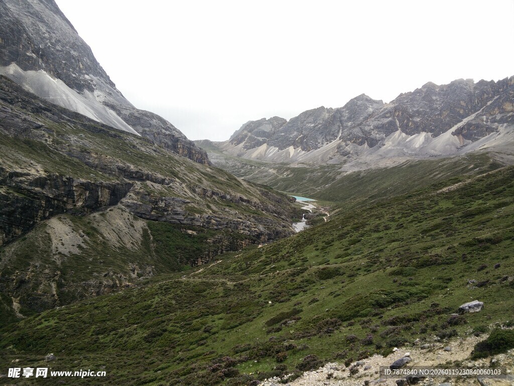 山间绿野 壮美山峦景色