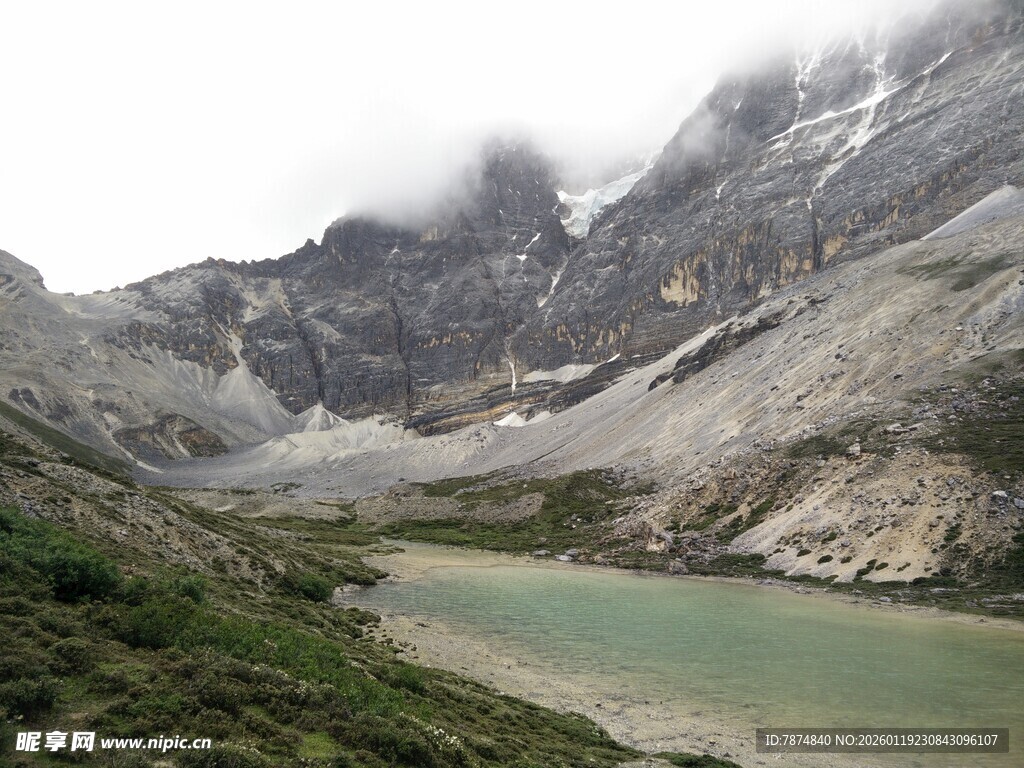 山间湖泊与壮丽雪山景观