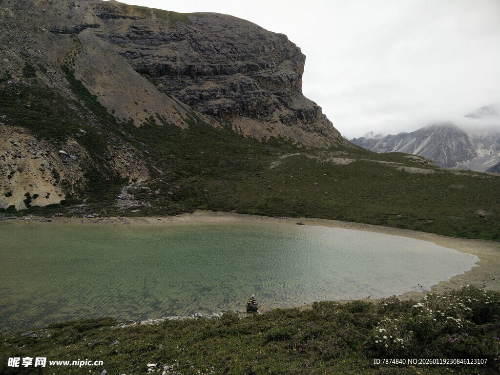 山间幽美湖泊景色