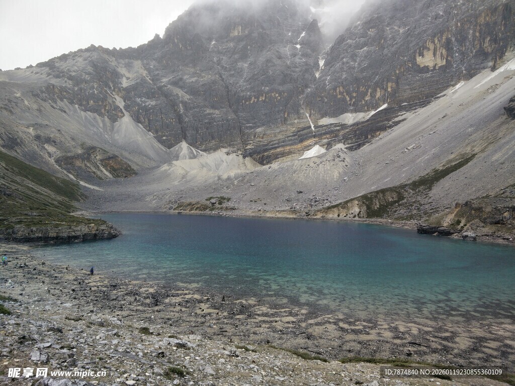 山间幽蓝湖泊美景