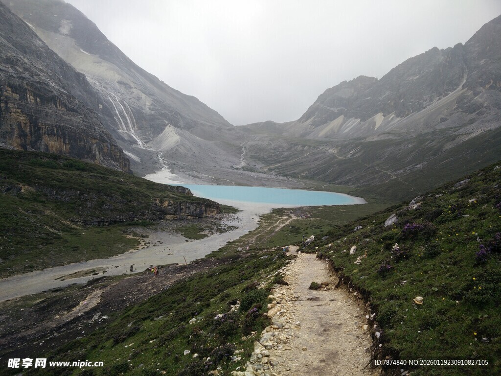 山间小径旁的蓝湖美景