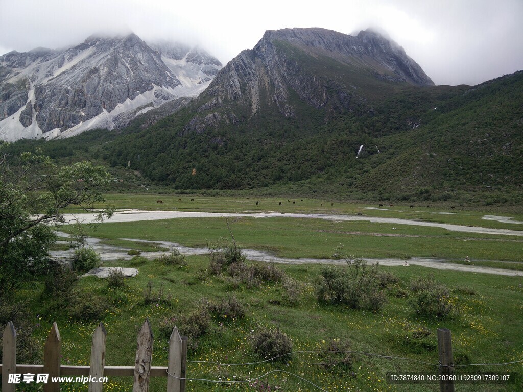 山间绿野与蜿蜒河流之景
