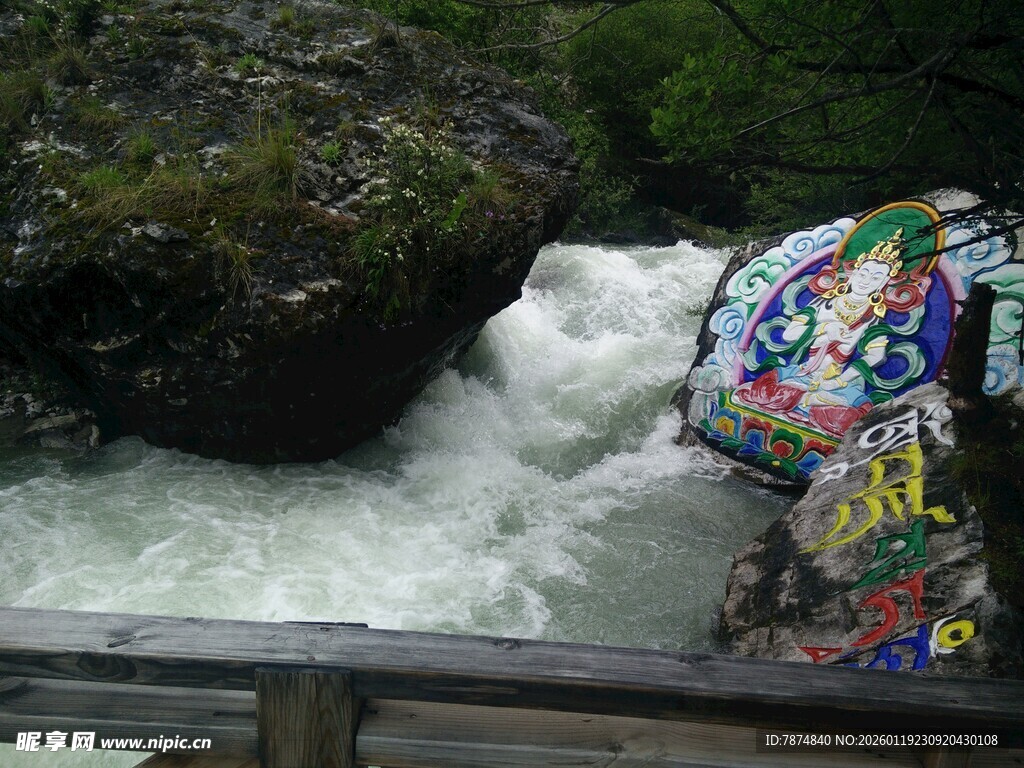 彩色涂鸦旁的湍急溪流
