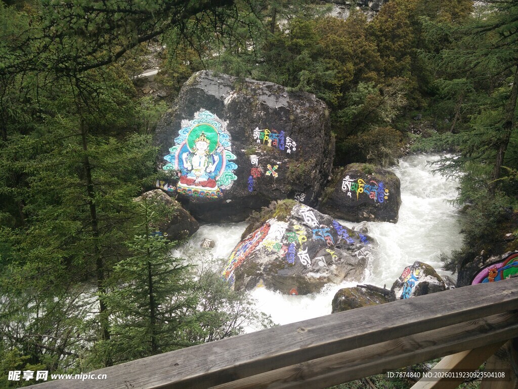 山间彩绘巨石 灵动景致