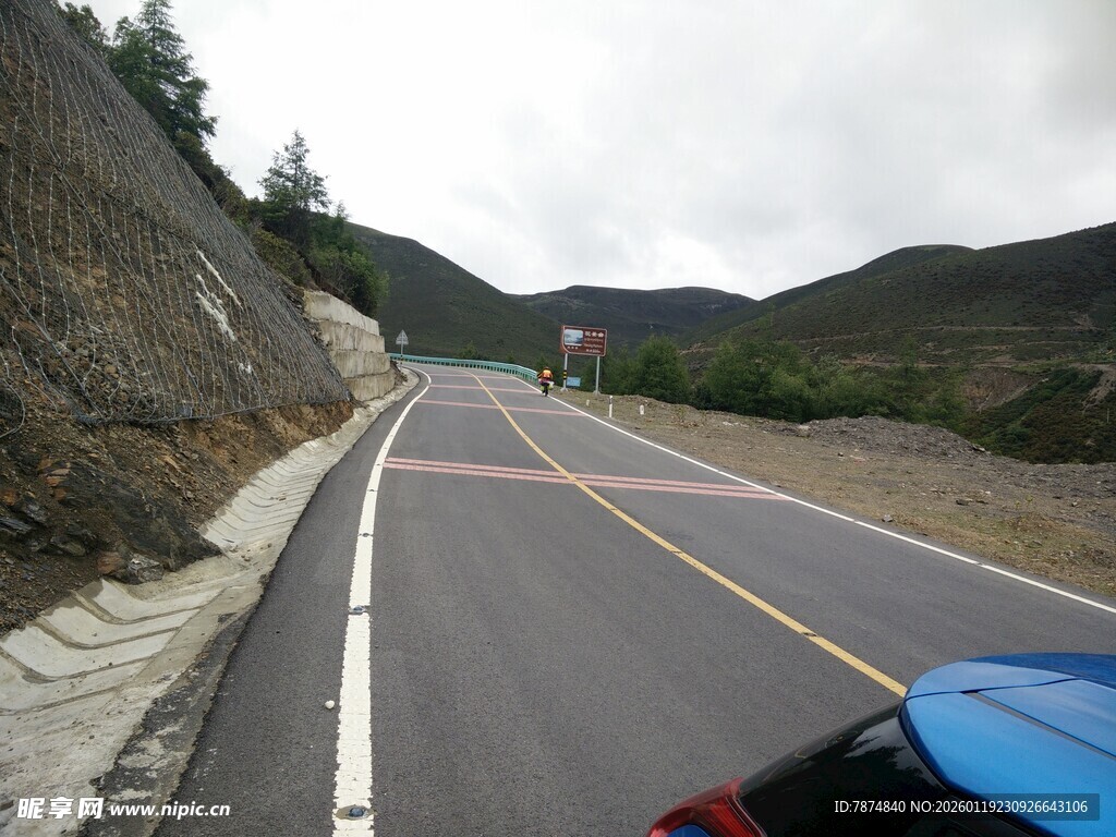 山间公路行驶视角
