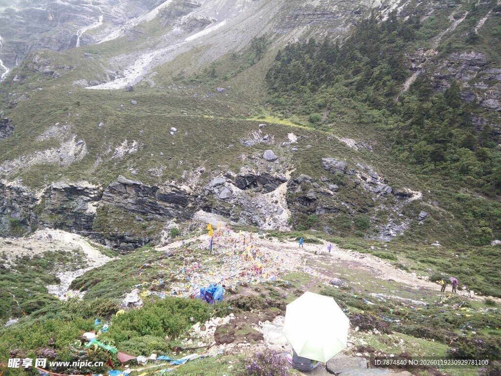 高山户外露营场景
