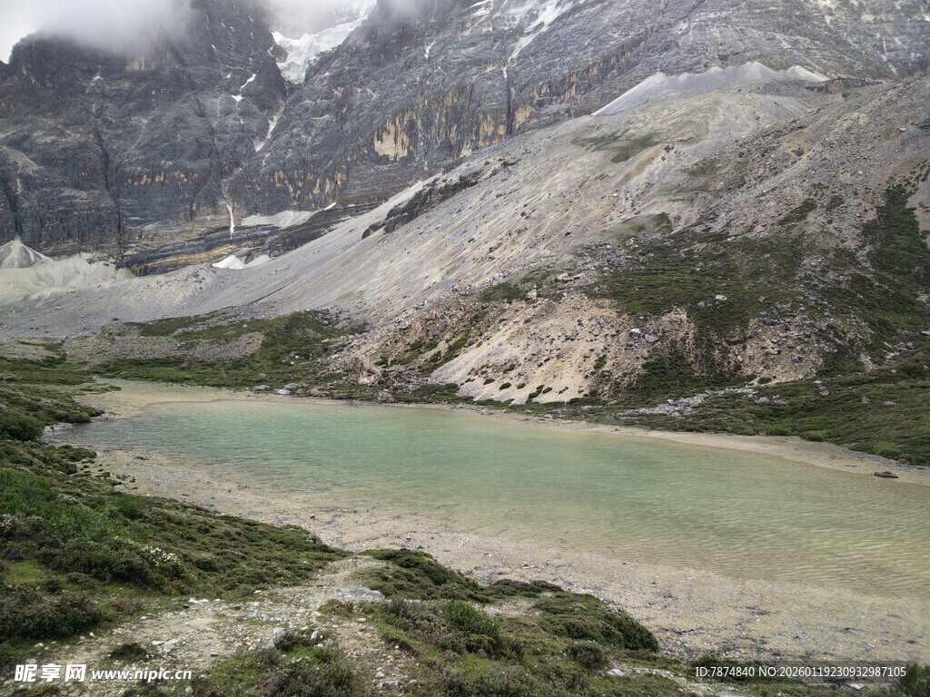 山间碧湖自然风光