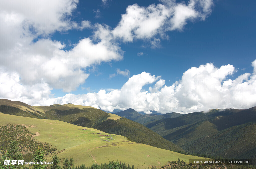 蓝天白云下的壮美山峦