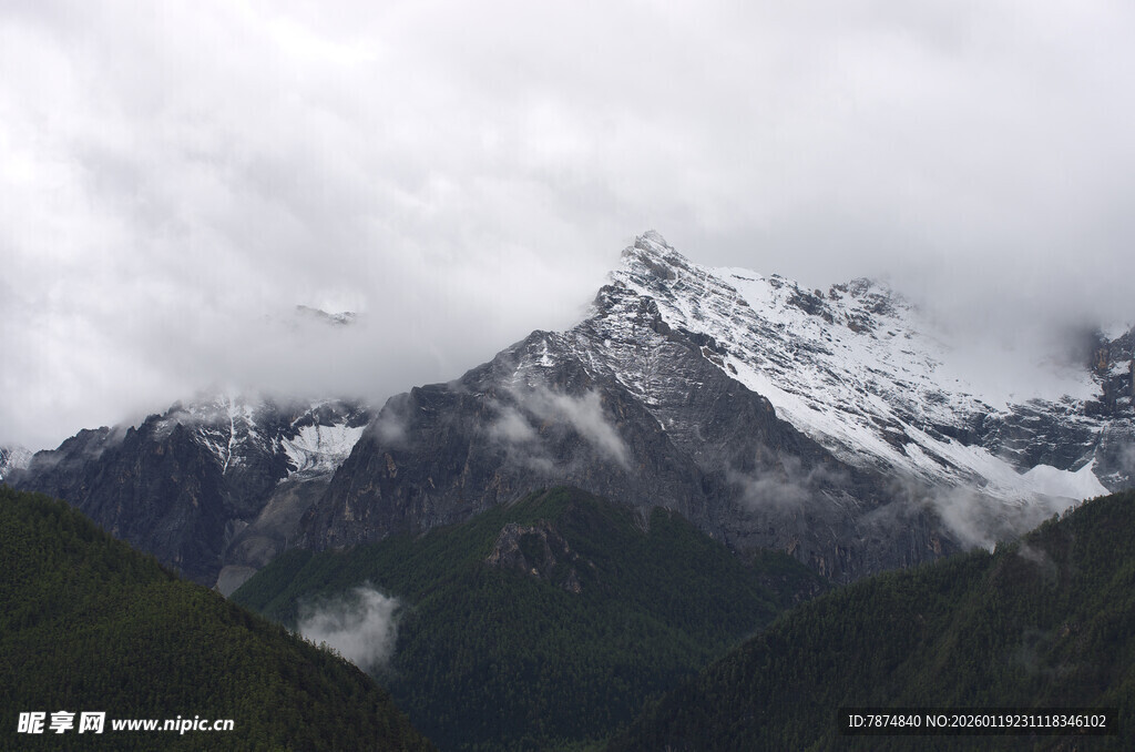 云雾缭绕的壮丽雪山