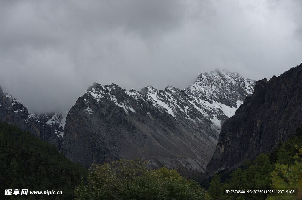 云雾缭绕的巍峨雪山